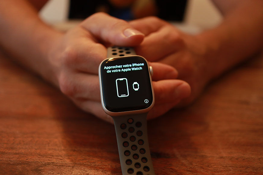 Man sieht den Einrichtungsvorgang der Apple Watch 8.